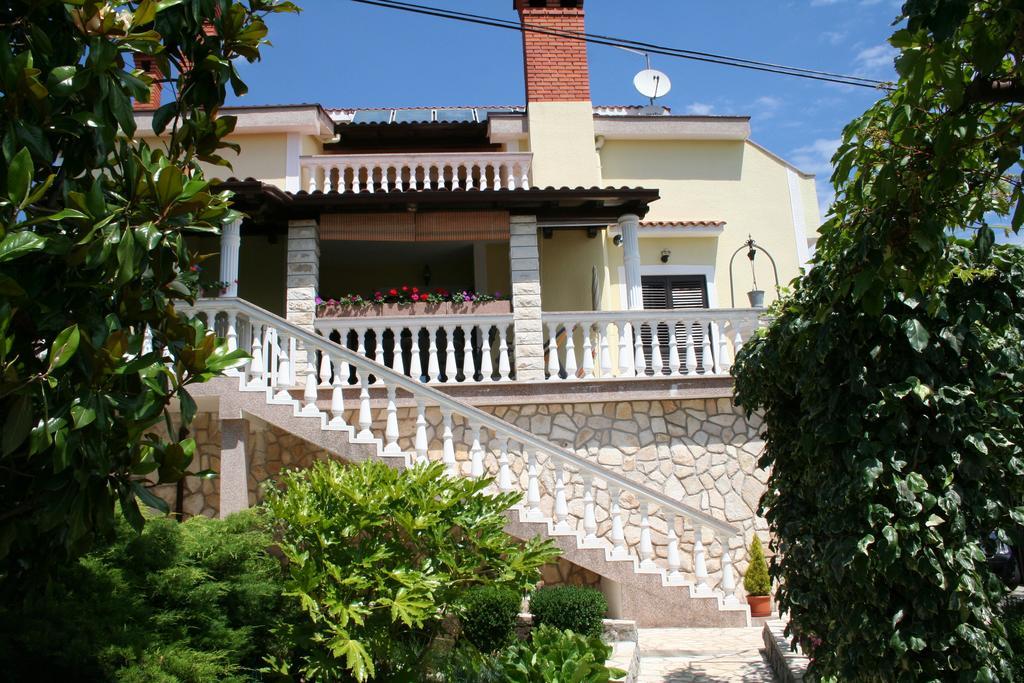 Apartments Petricic With Swimming Pool Ičići Buitenkant foto